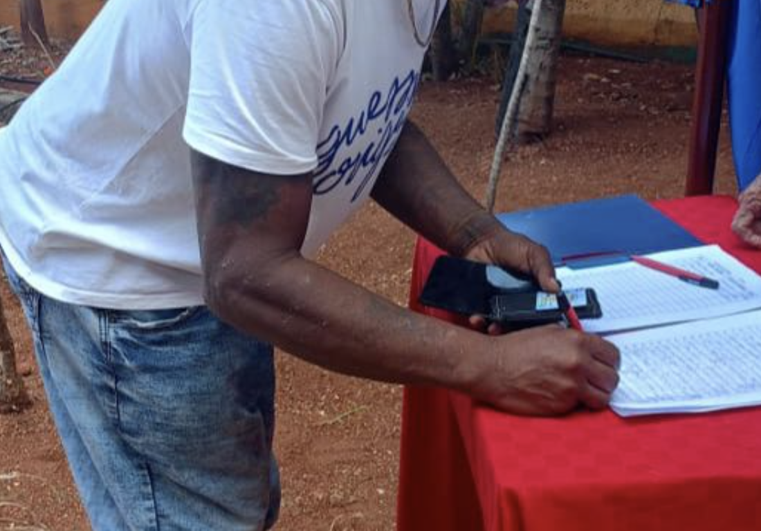 Cubano que vivió 30 años en EEUU se aparece a “firmar por la Patria” en Cuba