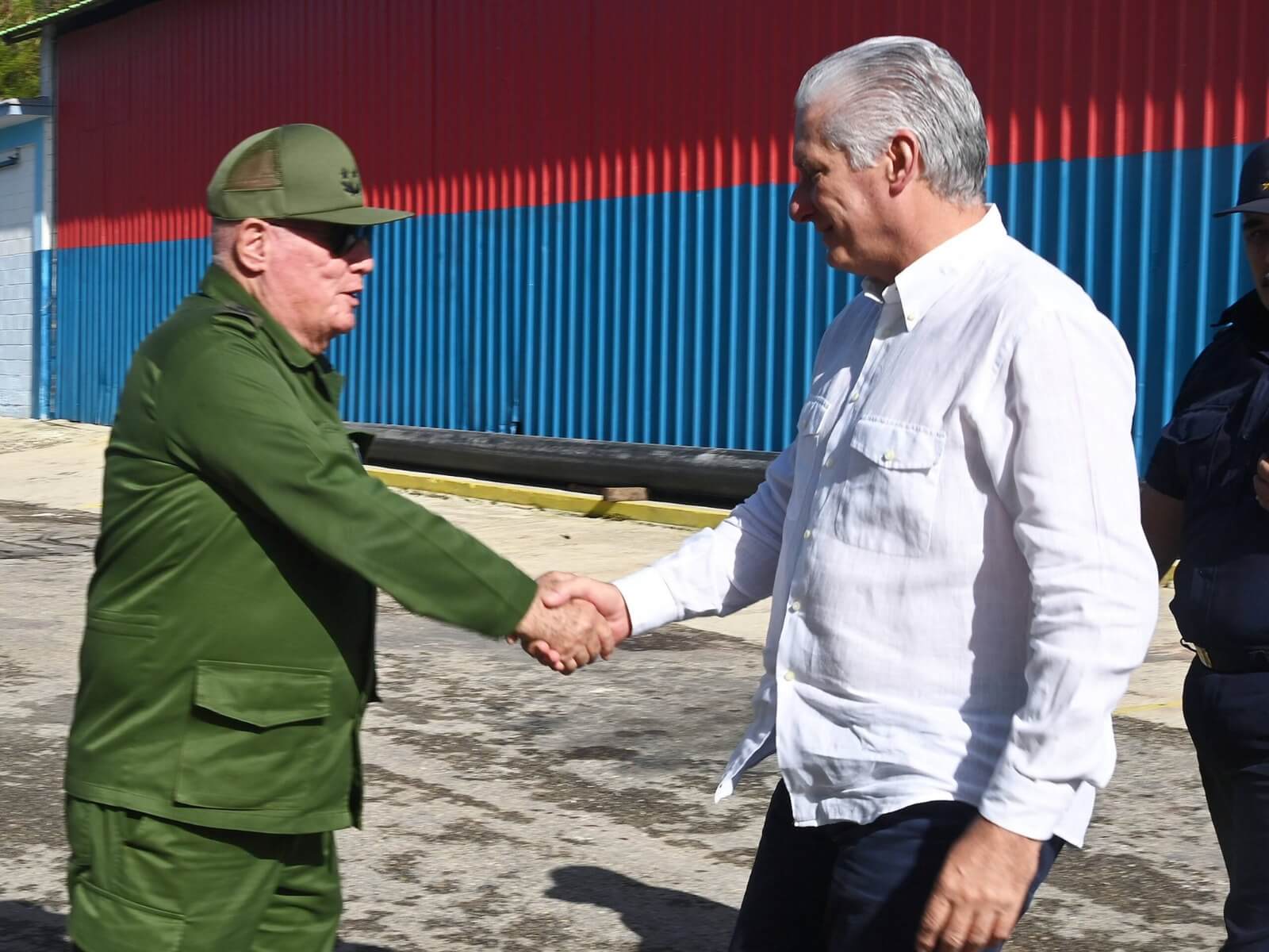 Díaz-Canel visita una empresa militar después de las declaraciones de Trump