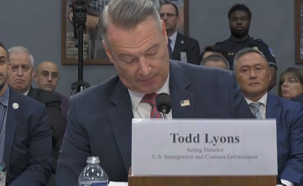 Director de ICE renuncia en medio de críticas por muertes de migrantes