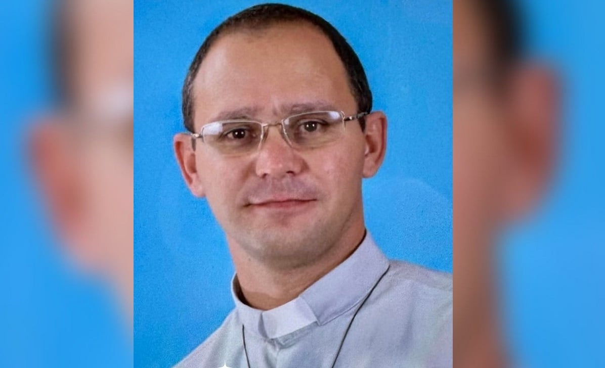 Sacerdote “Lolo” muestra mejoría tras caer del techo de la iglesia en Cienfuegos