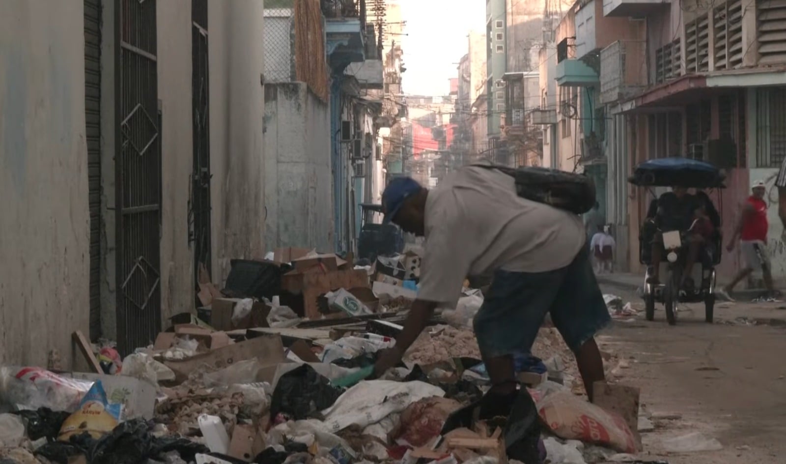 El Estado cubano tira la toalla y contrata empresas privadas para recoger la basura