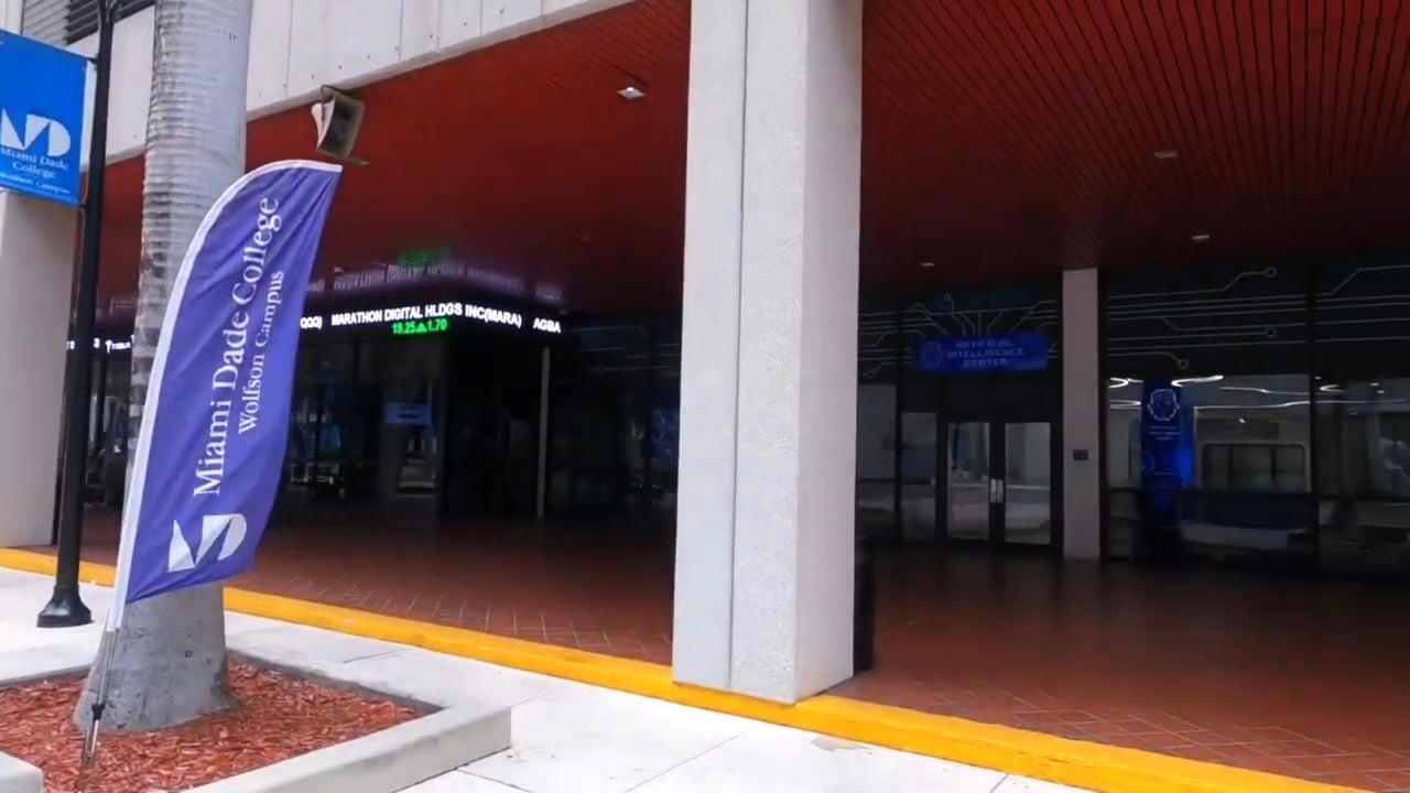 Florida prohibiría a inmigrantes irregulares matricularse en escuelas estatales