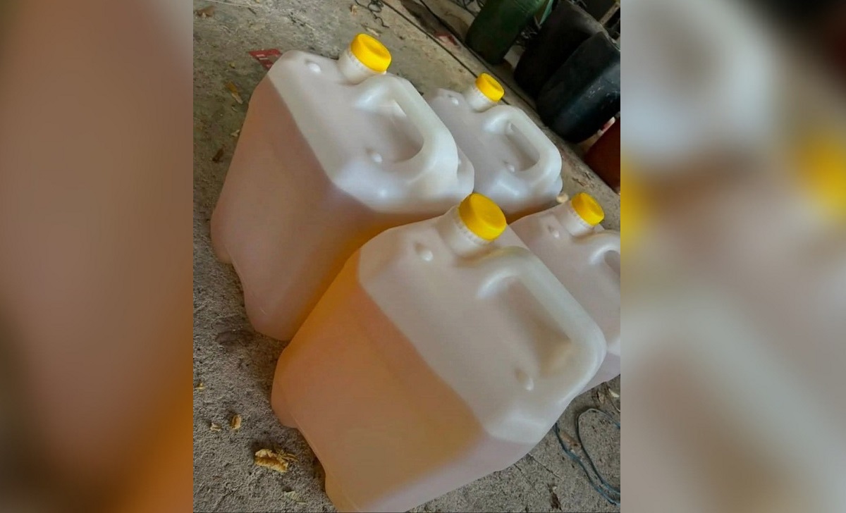 El litro de combustible llega a venderse hasta en 5.000 pesos cubanos. (Foto © Antonio Castillo-Facebook)