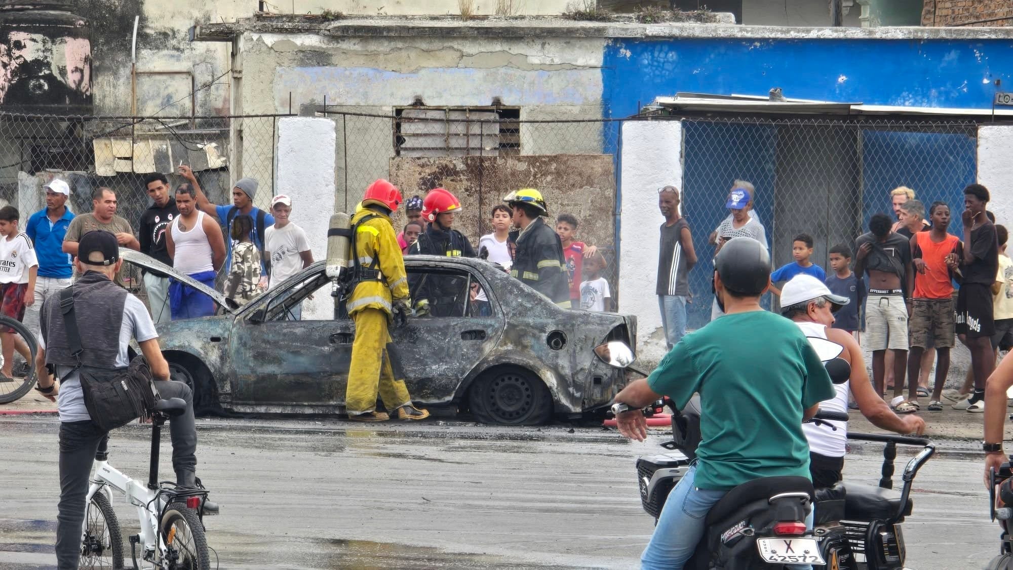 ¡Impactante! mira cómo se quemó un taxi en plena calle de La Habana