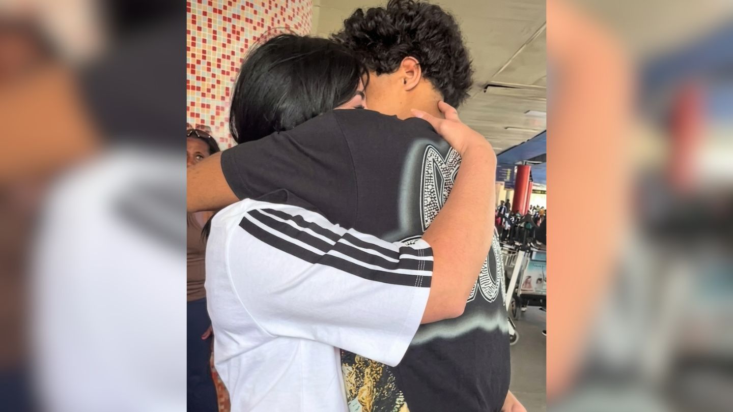 Joven rompe regla de seguridad de un aeropuerto cubano para abrazar a su madre