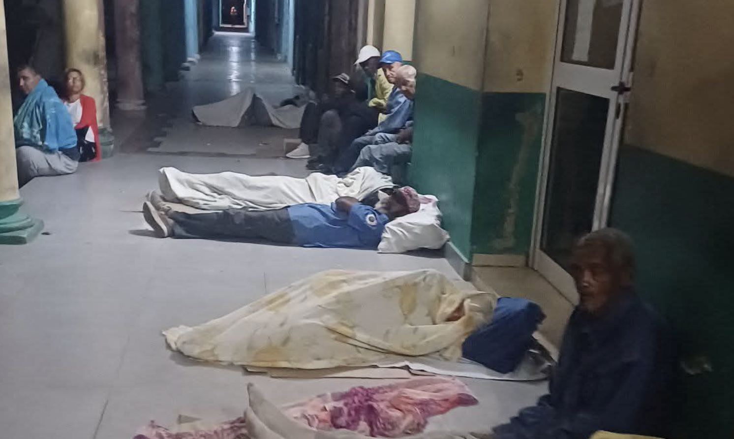 Jubilados cubanos duermen en la entrada del banco para cobrar una pensión de 8 dólares