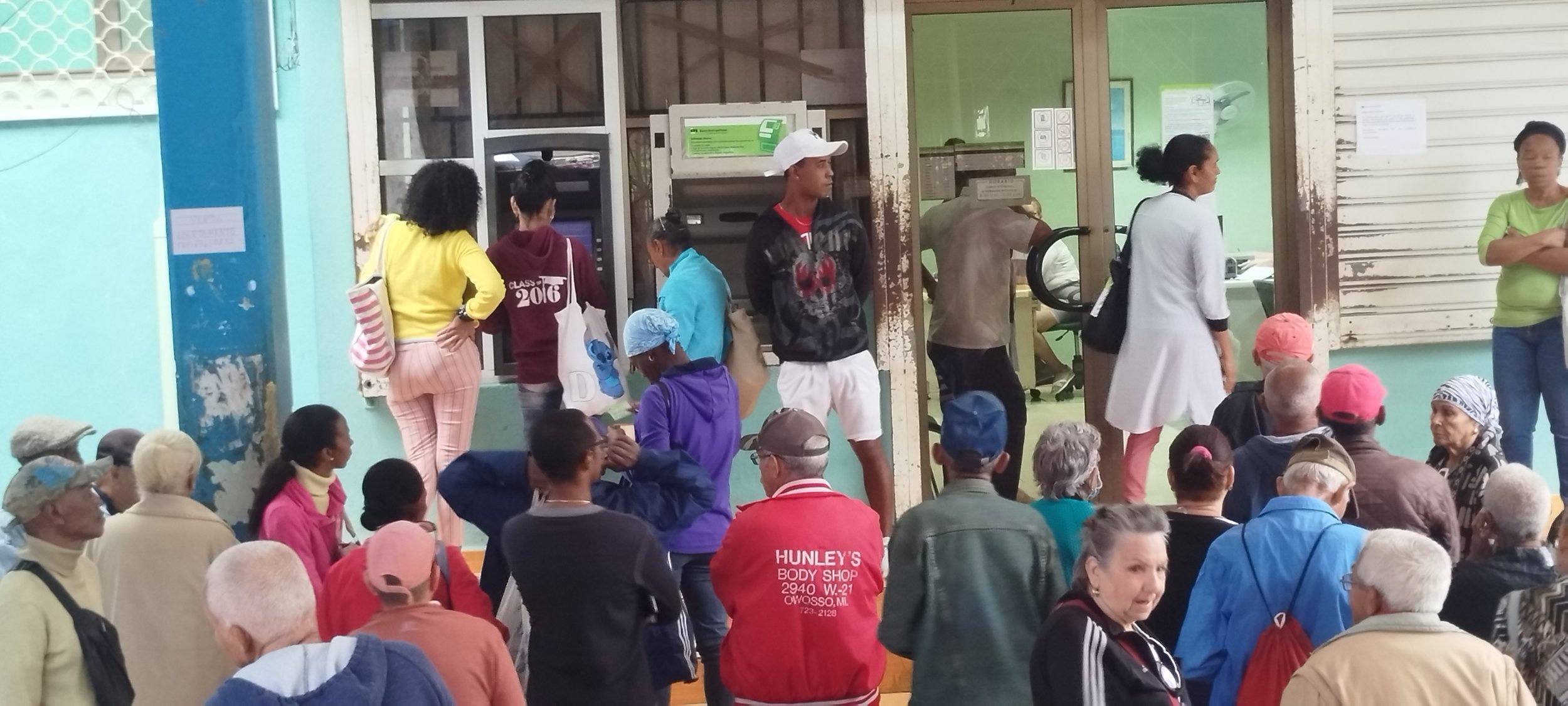 Jubilados cubanos hacen cola de tres días frente a los bancos para cobrar su pensión