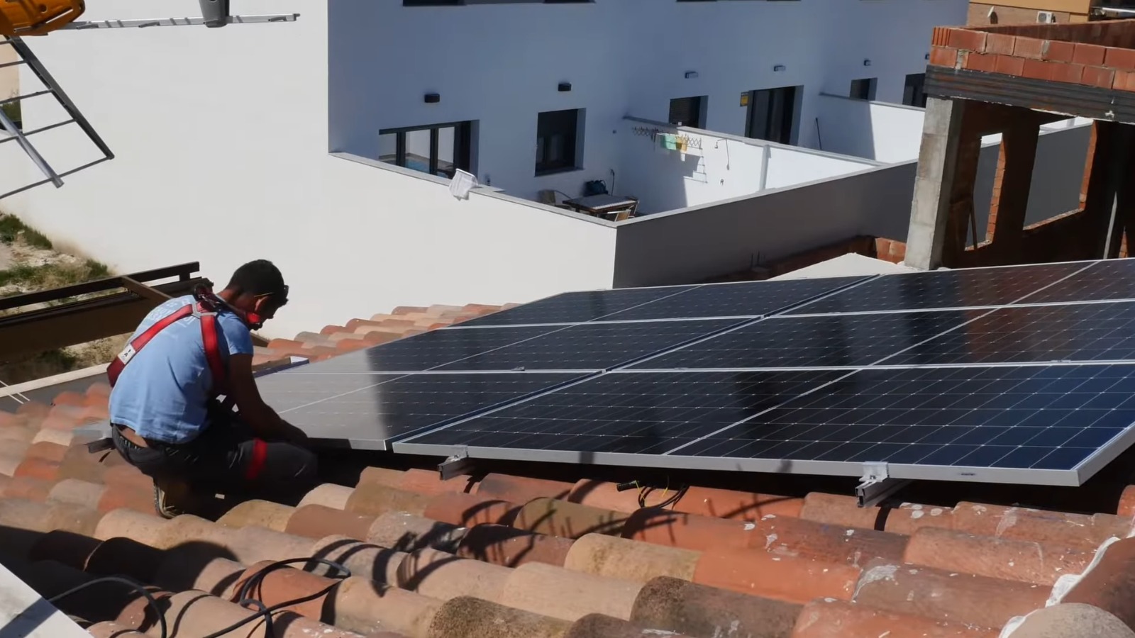 Para instalar paneles solares en viviendas cubanas hay que pedir permiso al gobierno (1)
