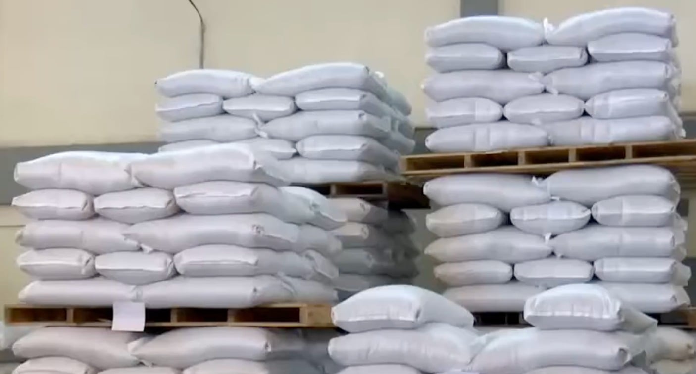 Policía cubana decomisa 100 sacos de café escondidos en un camión