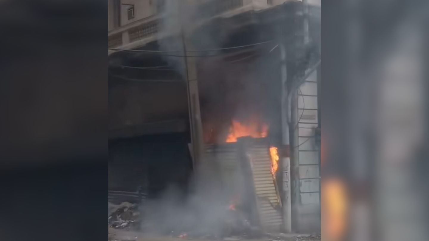 Quema de basura en La Habana acaba en incendio y alcanza una tienda
