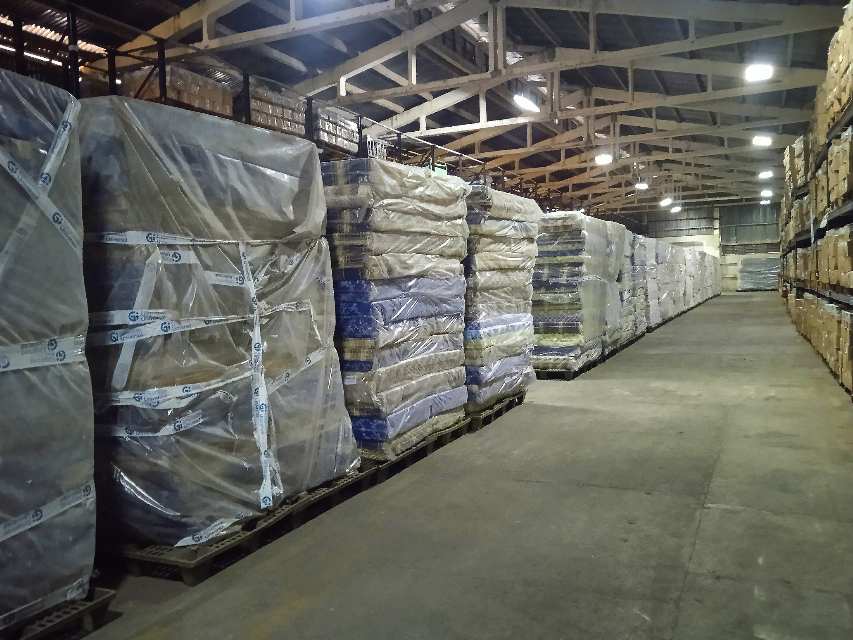 Revelan imágenes de un almacén del gobierno cubano cientos de colchones y otros artículos