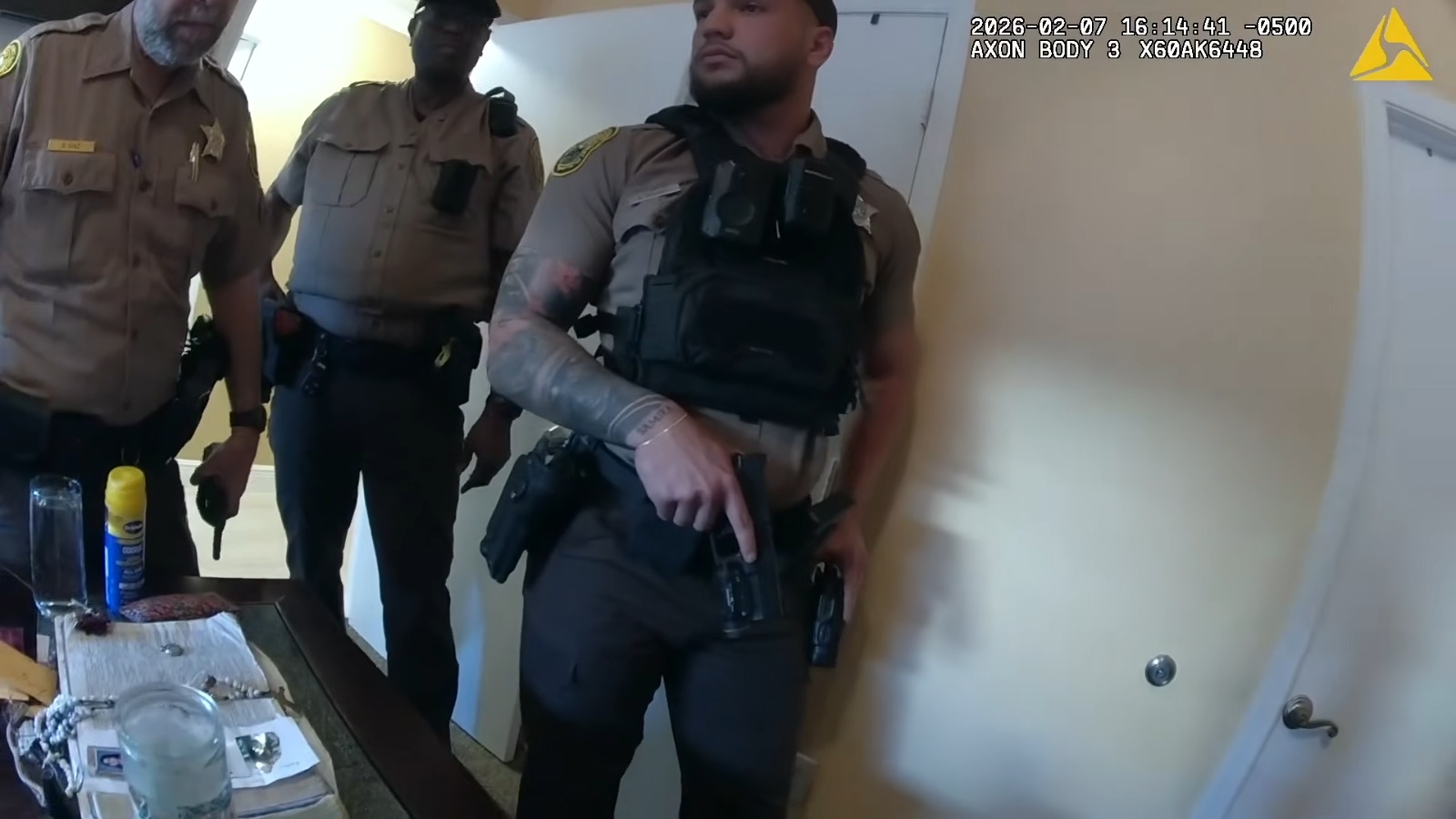 Revelan video del disparo mortal de un policía de Miami-Dade contra una mujer dentro de su casa