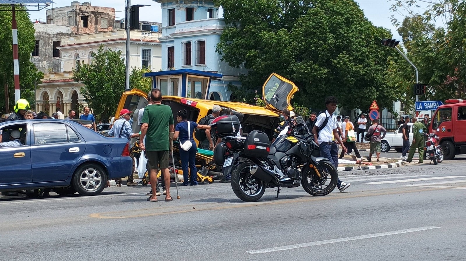 Taxi Gazella con 12 pasajeros choca contra camión de bomberos en Paseo y 23