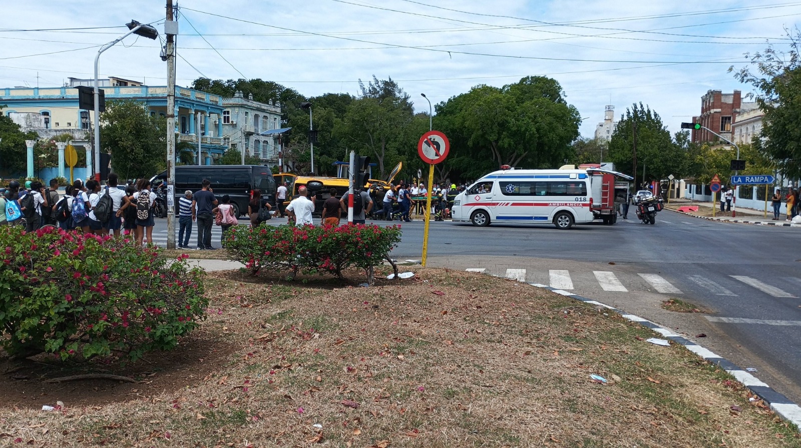 Taxi Gazella con 12 pasajeros choca contra camión de bomberos en Paseo y 23