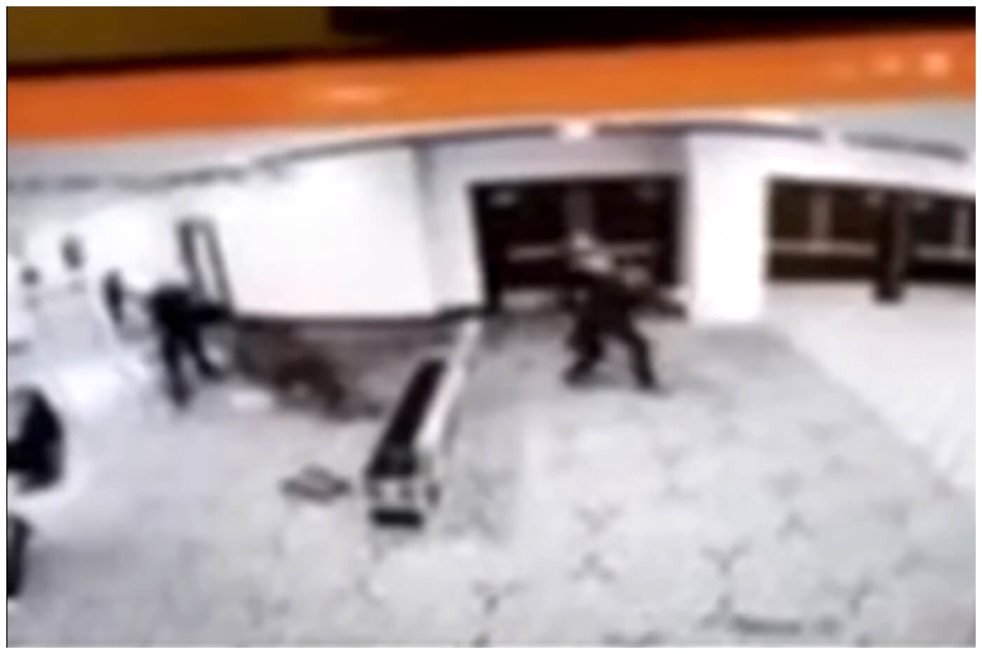 El atacante burló la seguridad desde la entrada del hotel hasta 40 m de distancia del salón principal. (Captura de pantalla © USA Today- YouTube)