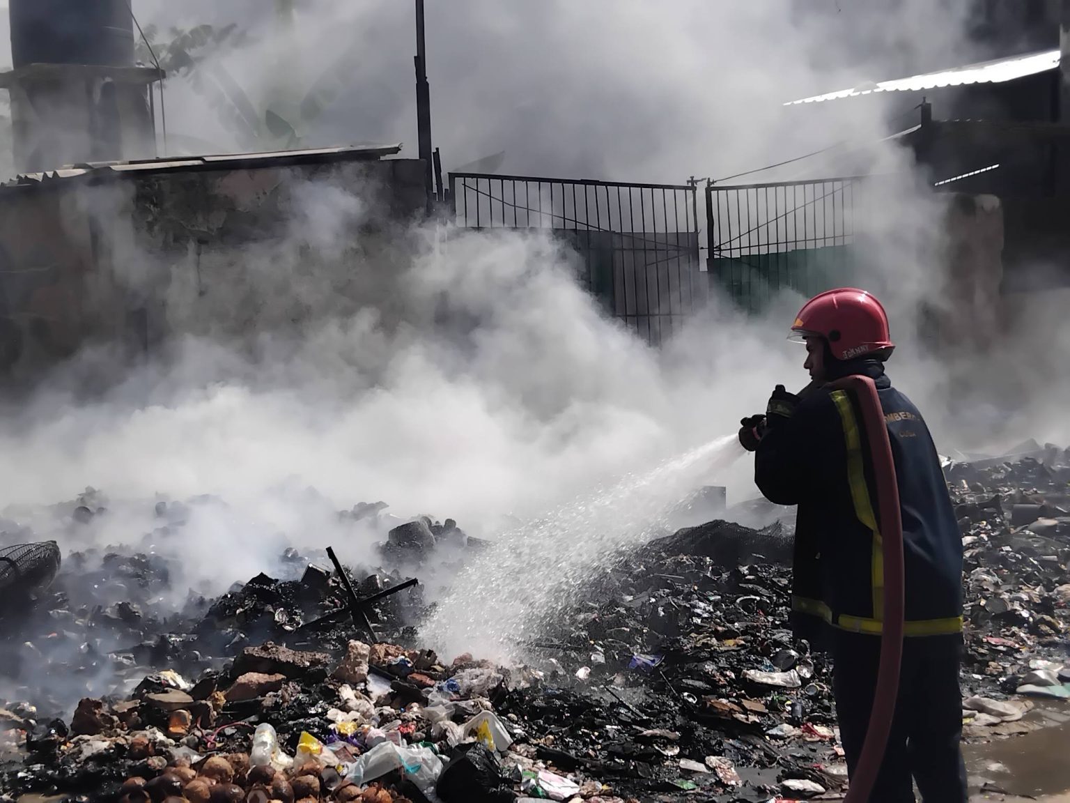 Vecinos incendian basureros en La Habana para conseguir agua de los ...
