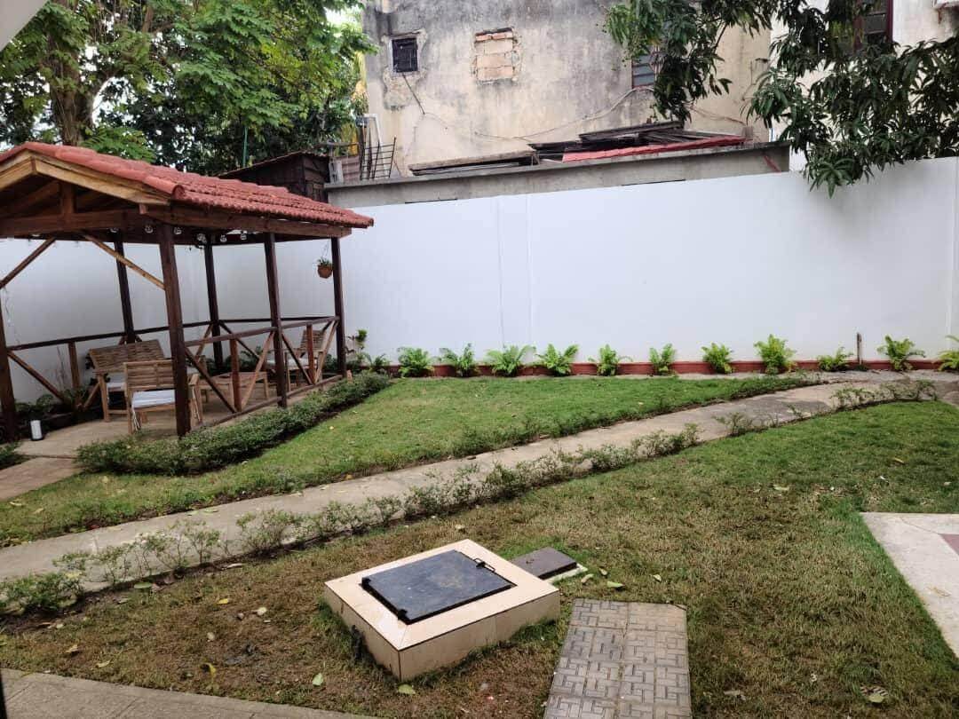 Venden casa cerca de 5ta Ave por más de 400 millones tiene seis cuartos y dos pisos