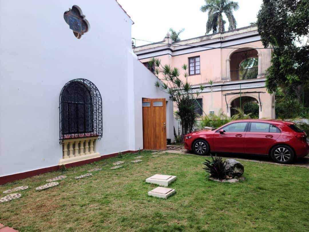 Venden casa cerca de 5ta Ave por más de 400 millones tiene seis cuartos y dos pisos