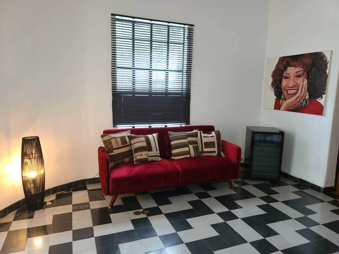Venden casa cerca de 5ta Ave por más de 400 millones tiene seis cuartos y dos pisos