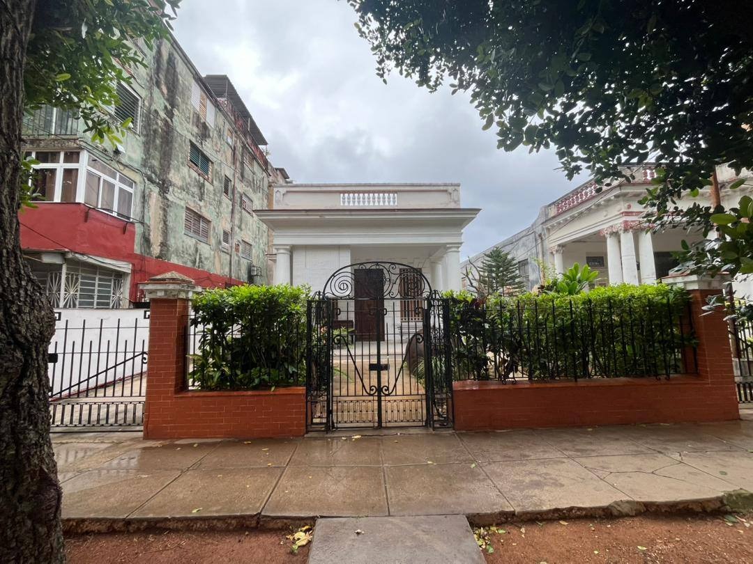 Venden casa por 250.000 dólares está en el Vedado y tiene más de 110 años de construida