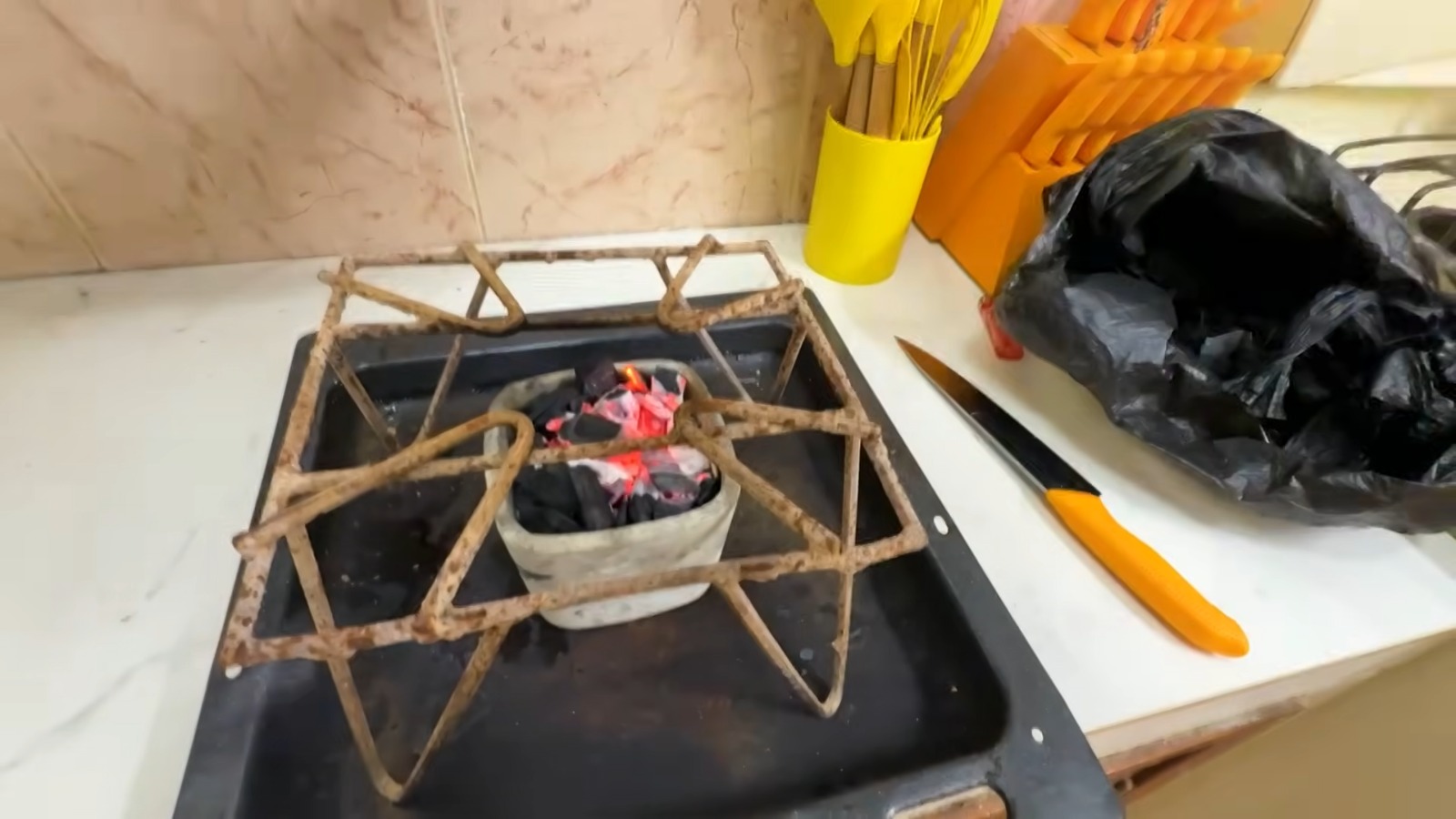 Youtuber cubano entrevista a su propia madre que no le alcanza la jubilación 3