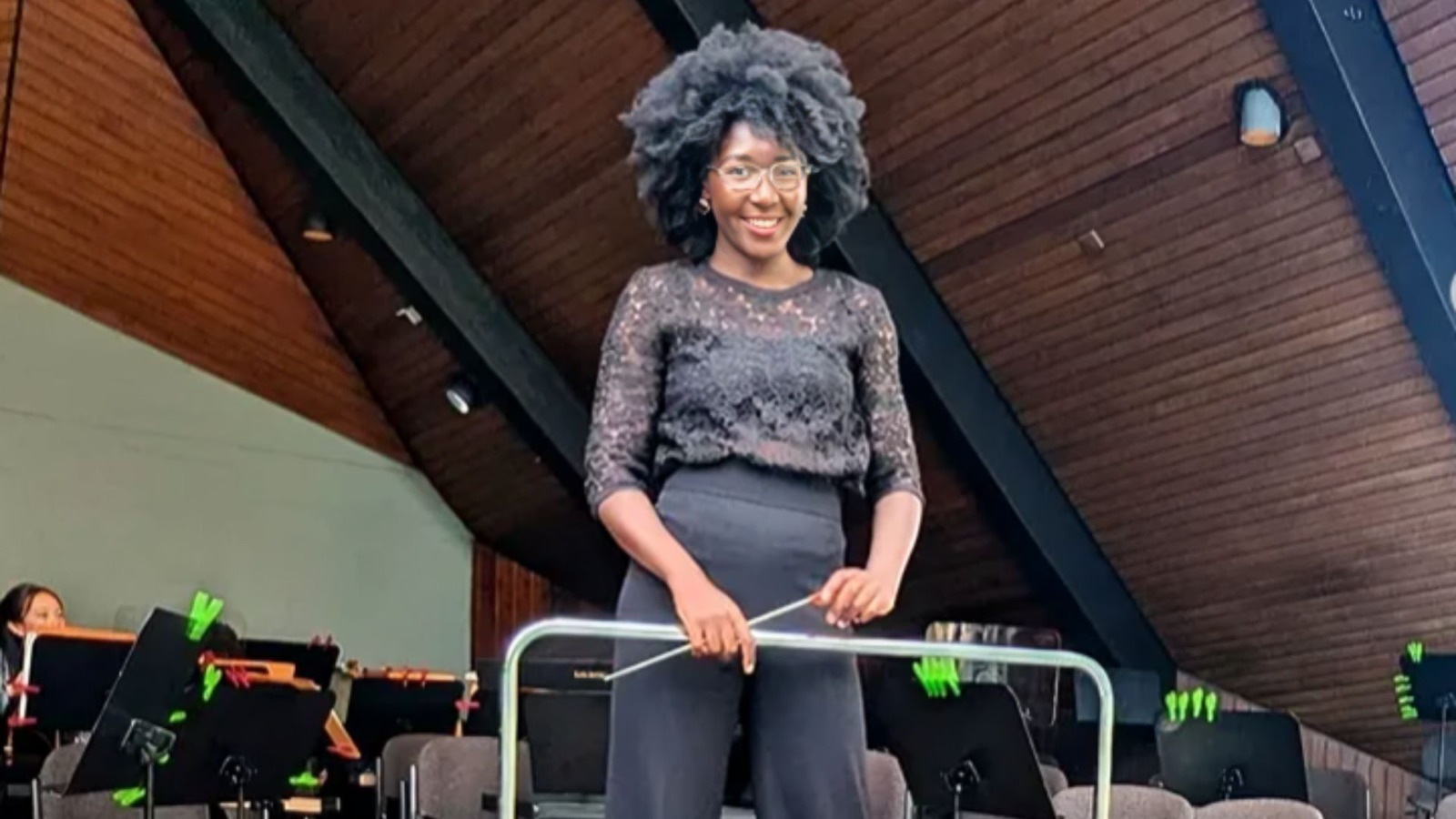 La cubana que dirige la orquesta en la gira mundial de Rosalia