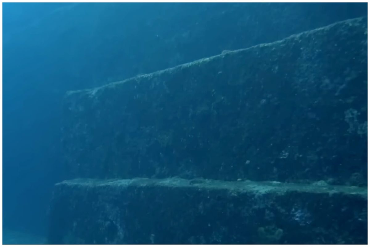 Formaciones de Yonaguni en Japón, similares a lo hallado en Cuba, por su simetría y detalle, parece hecho por el hombre. (Captura de pantalla © BBC Global- YouTube)