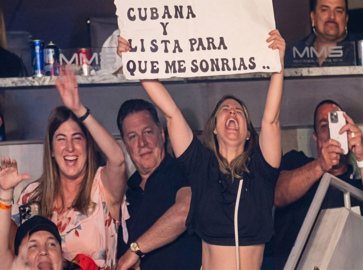 Cubana en concierto de Ricardo Arjona en Miami