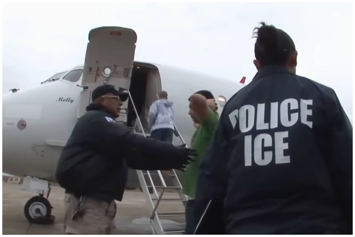 Vuelos de deportación de ICE también se dan a terceros países. Imagen de referencia. (Captura de pantalla © Inmigration and Custom Enforcement- YouTube)