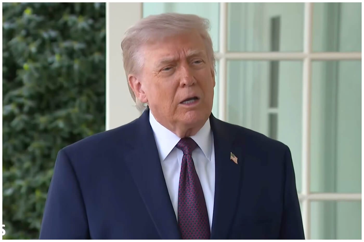 Trump afirmó que la intención de su post fue modificada por las Fake News. (Captura de pantalla © PBS NewsHour- YouTube)