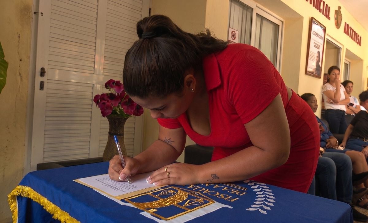 La última vileza de una revolución podrida: el simulacro del “Libro de la Patria”
