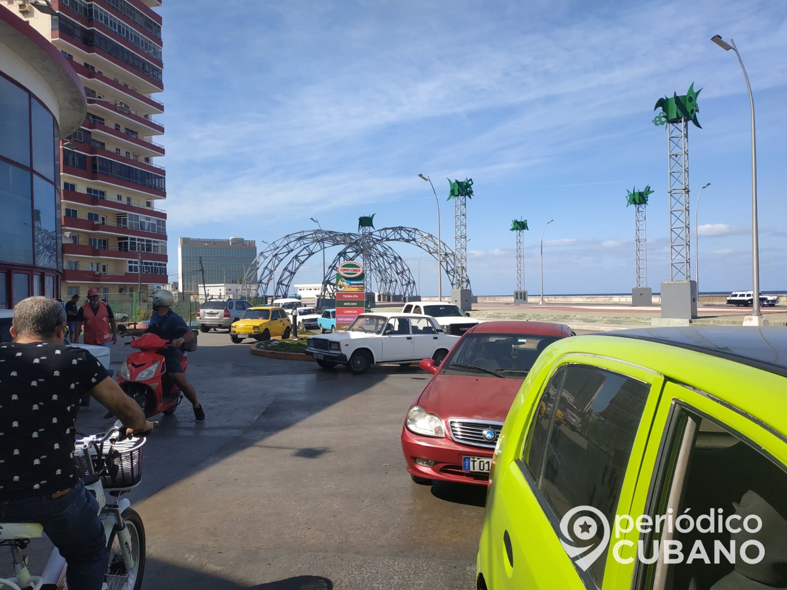 Nueva modalidad de robo de gasolina en Cuba: rompen el tanque de los autos