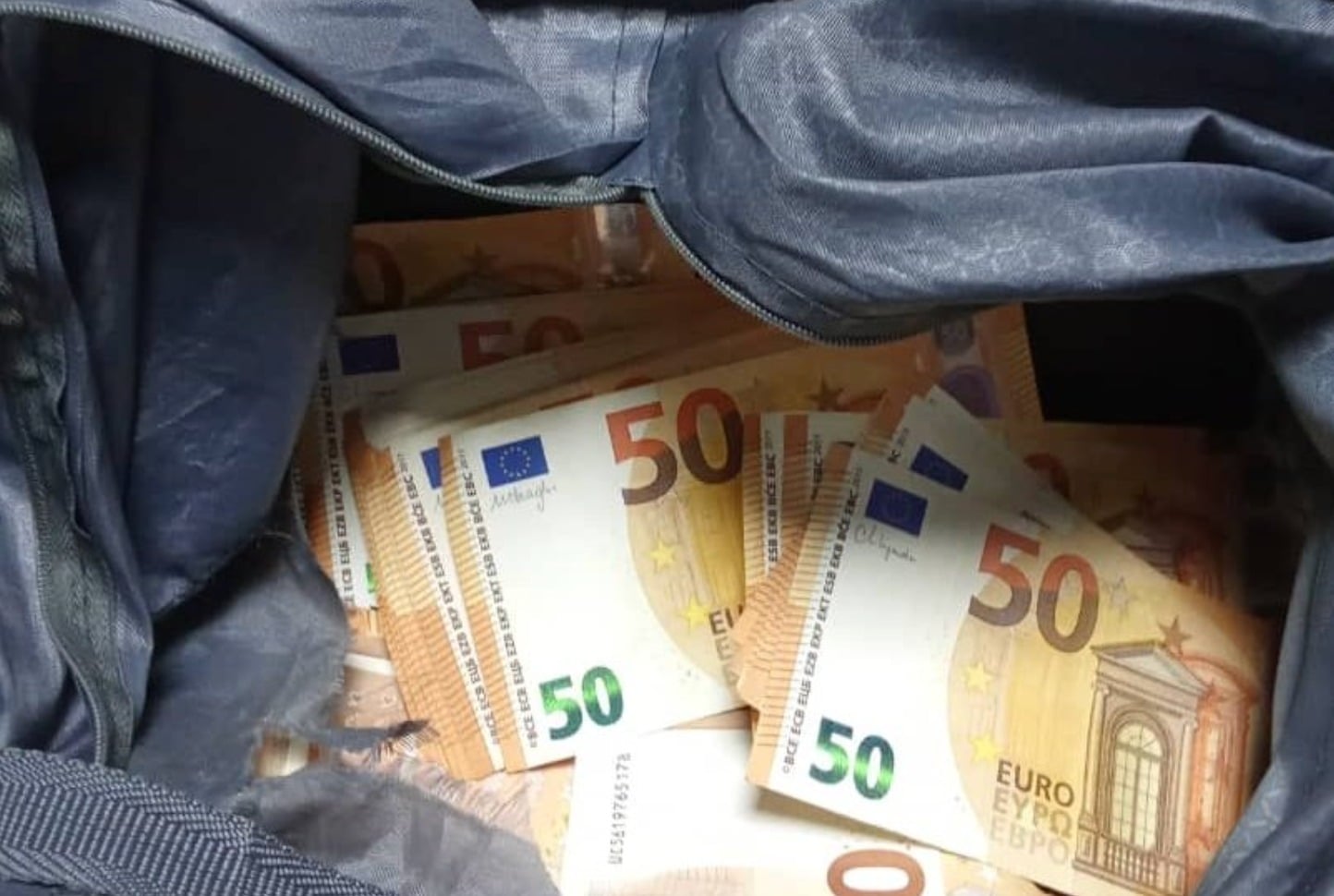 Aduana de Cuba detiene a cubano que intentaba viajar a Europa con más de 24.000 euros en efectivo