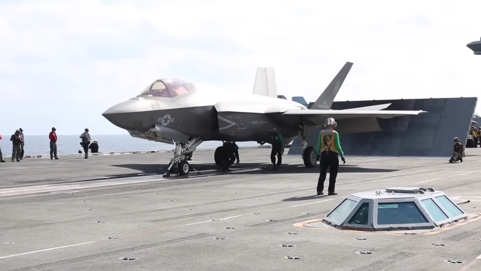 Así es el portaaviones USS Abraham Lincoln con el Trump amenaza a Cuba (2)