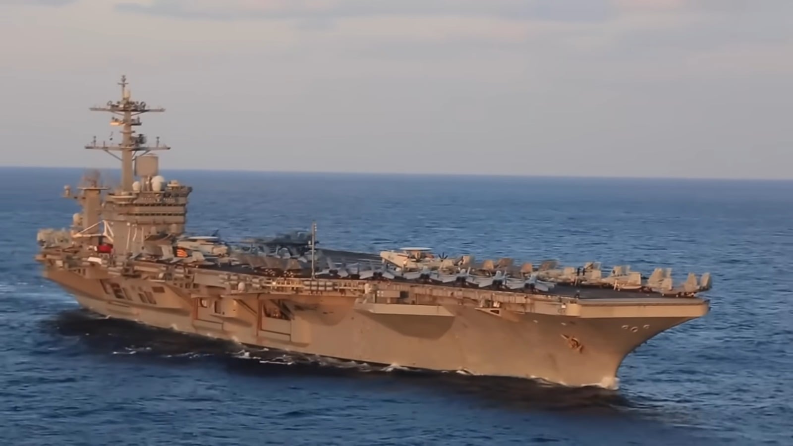 Así es el portaaviones USS Abraham Lincoln con el Trump amenaza a Cuba (3)
