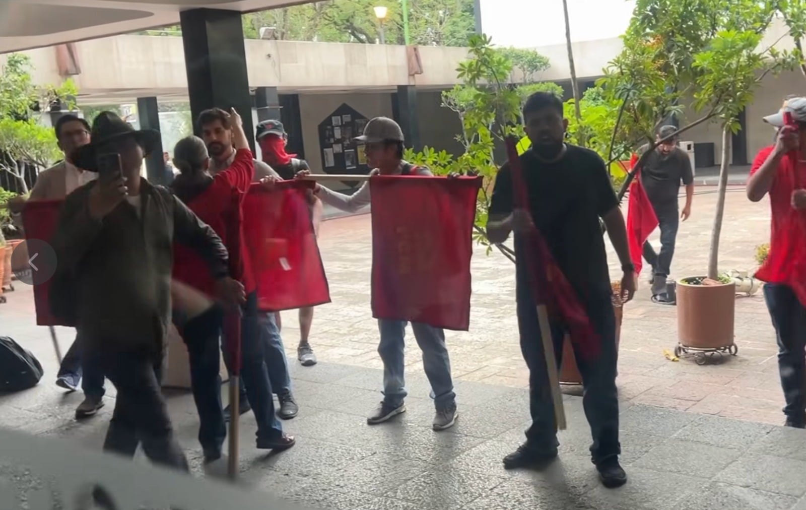 Comunistas mexicanos agreden con palos a cineasta cubano en CDMX