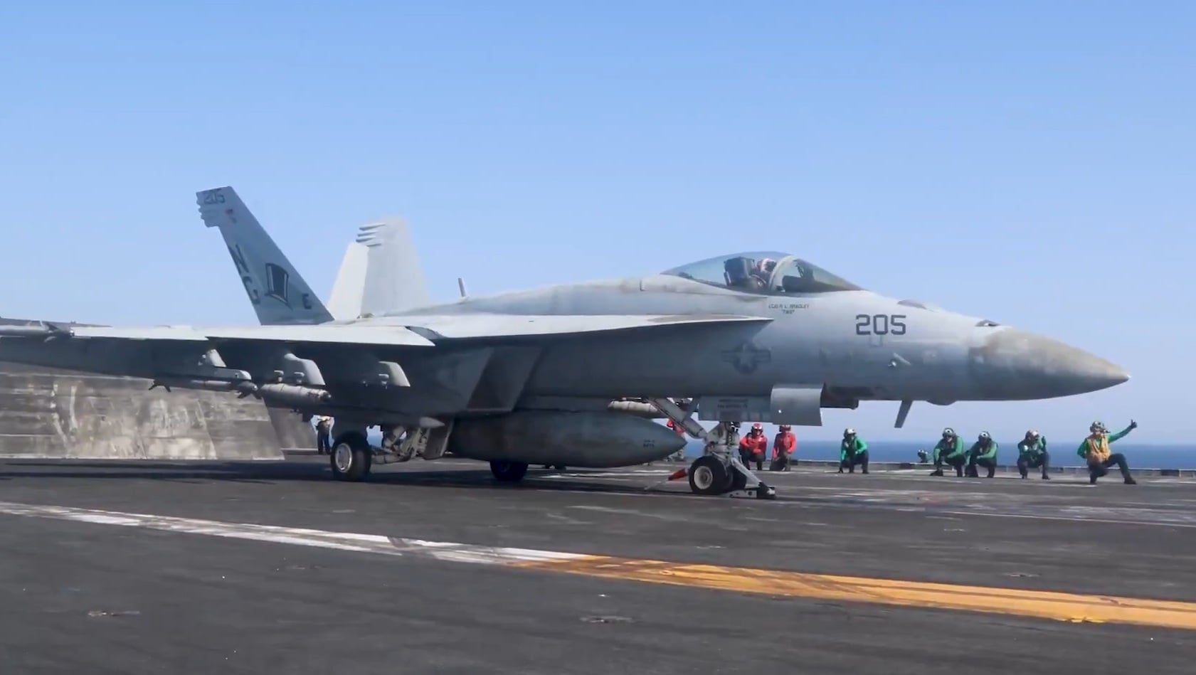EEUU exhibe los aviones de combate del USS Abraham Lincoln el portaaviones que sería enviado a Cuba