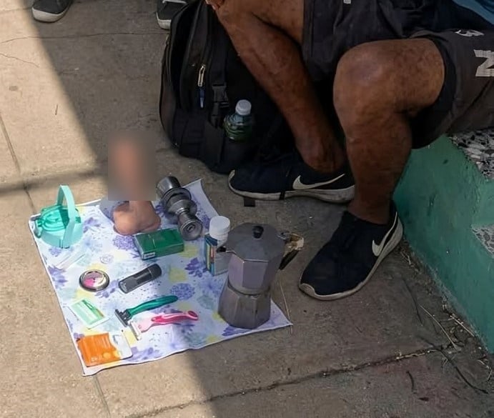 Los insólitos artículos de un vendedor ambulante en La Habana