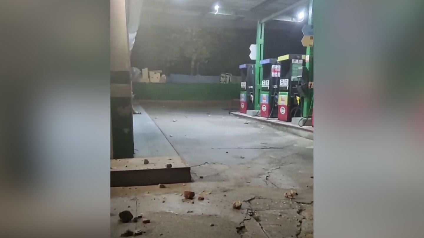 Manifestantes apedrean un servicentro CUPET durante las protestas en La Habana