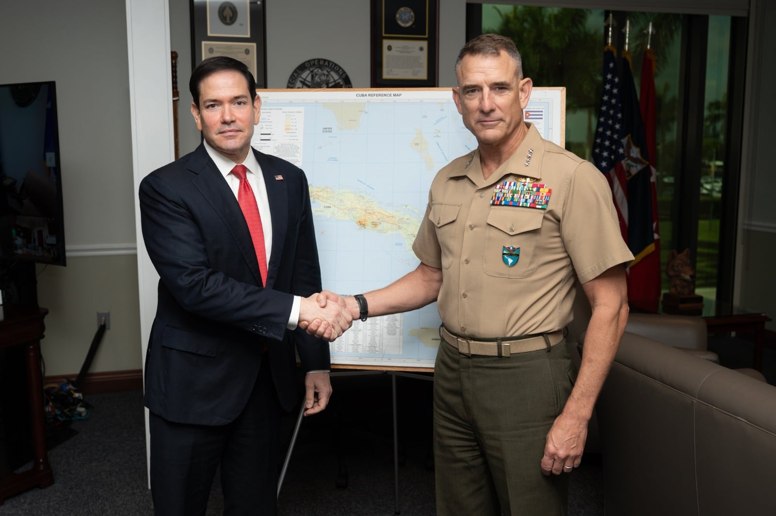 Marco Rubio y el jefe del Comando Sur se reúnen viendo el mapa de Cuba