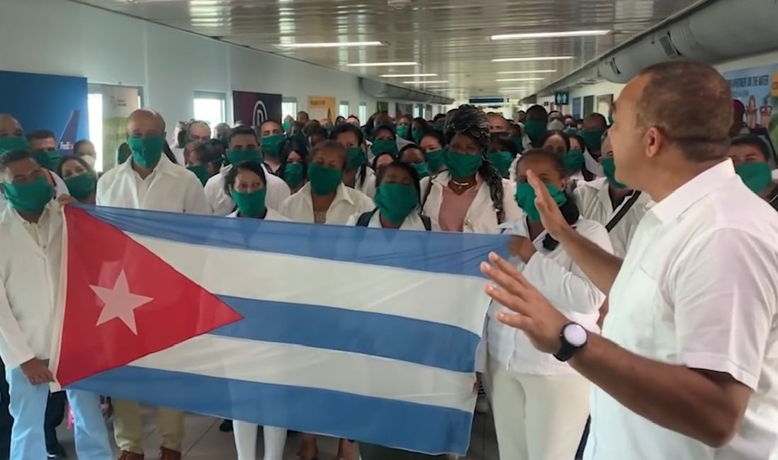 Médicos cubanos llegando a Jamaica durante la pandemia. (Captura de pantalla © Jamaica Gleaner-YouTube)