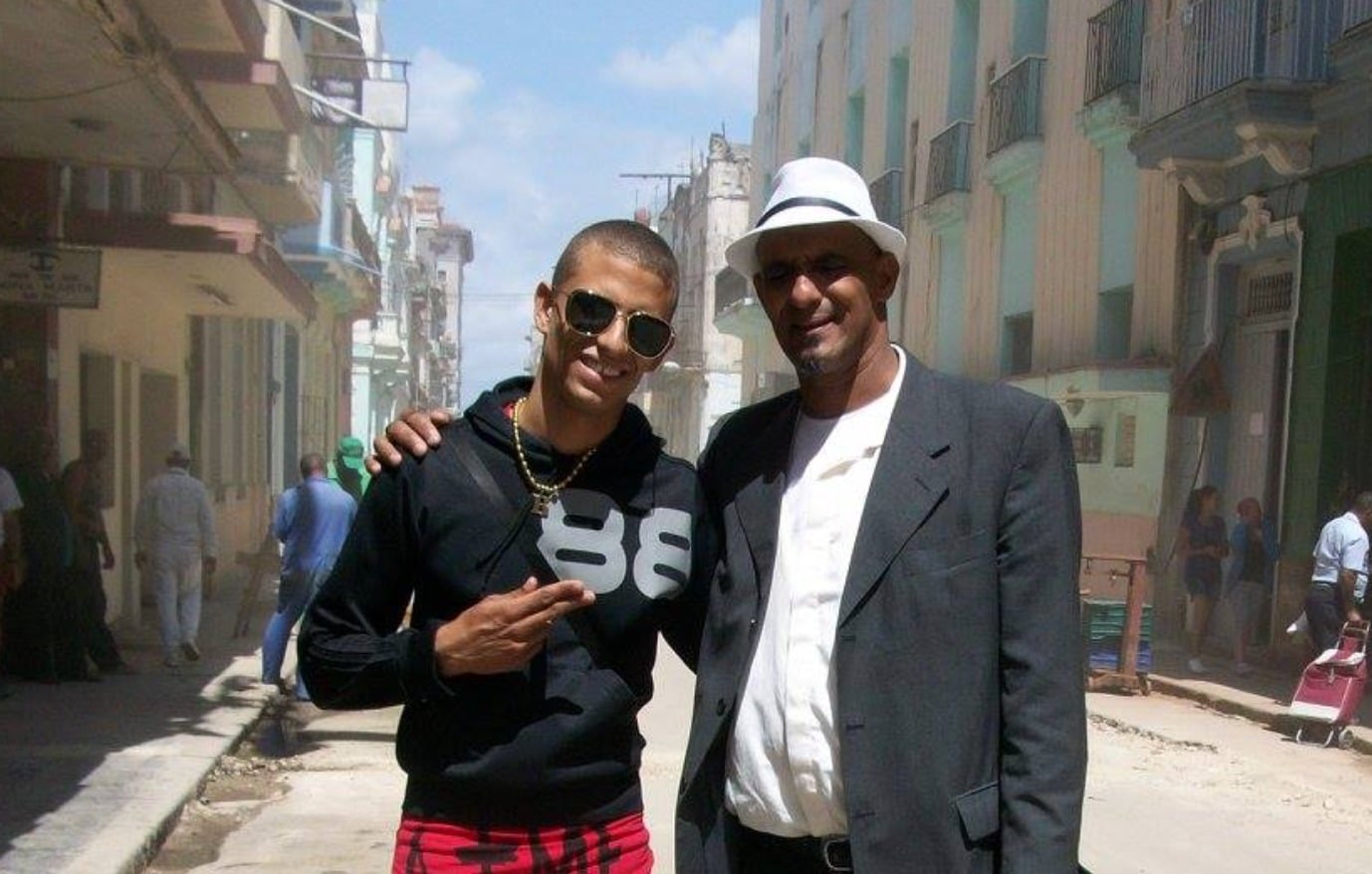 Ramón Columbié Grimón junto a su hijo, el reguetonero Oniel Bebeshito, en La Habana en 2018 (Foto © Ramón Columbié - Facebook)