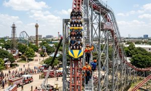 Rescatan a pasajeros suspendidos en una famosa atracción de Galveston