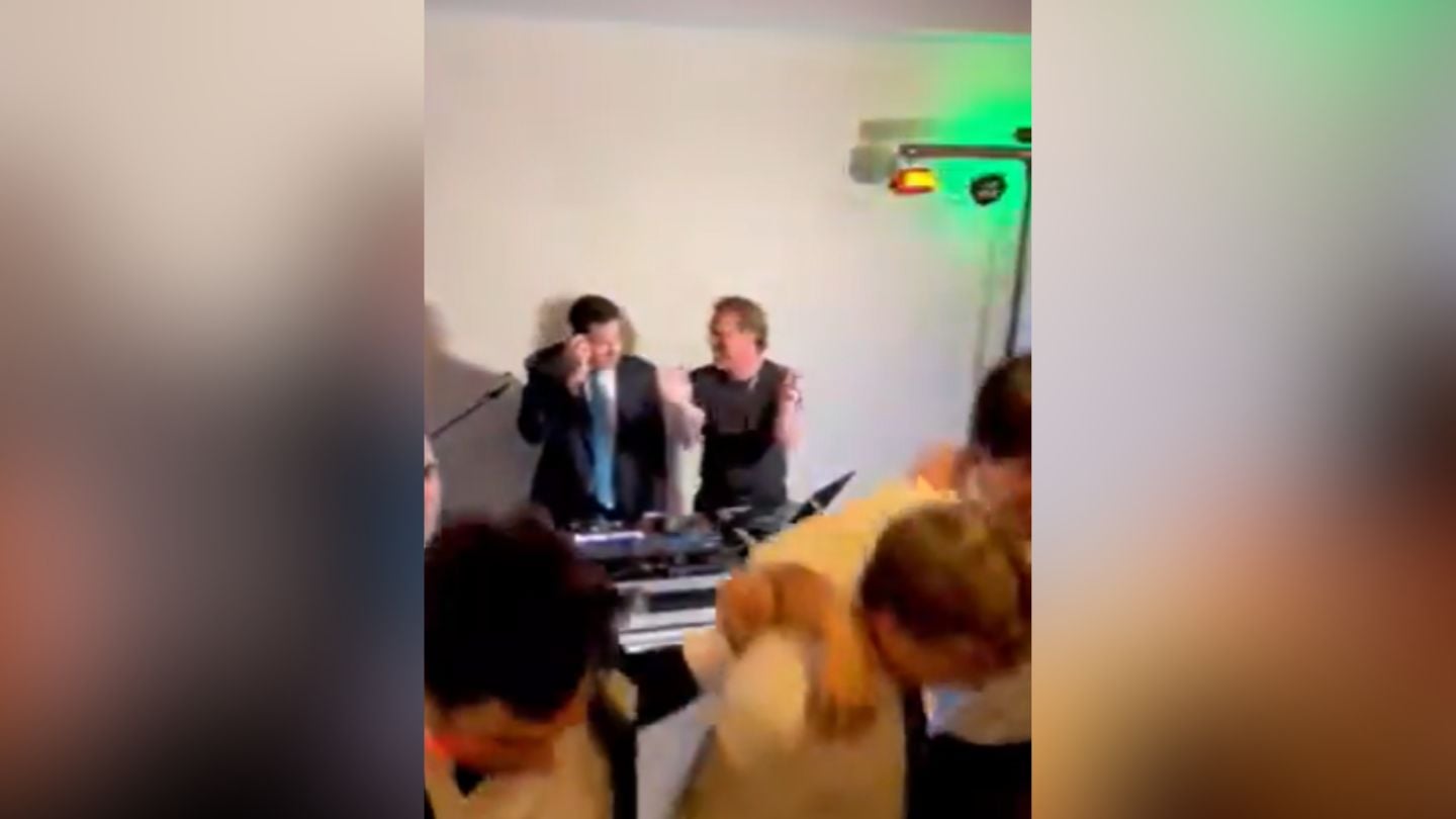 Secretario de Estado y también DJ Marco Rubio puso la música en una boda