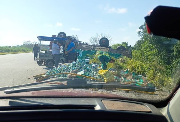 Tras el accidente, se procedió a levantar las latas de cerveza. (Foto © Pedro Dominguez-Facebook)