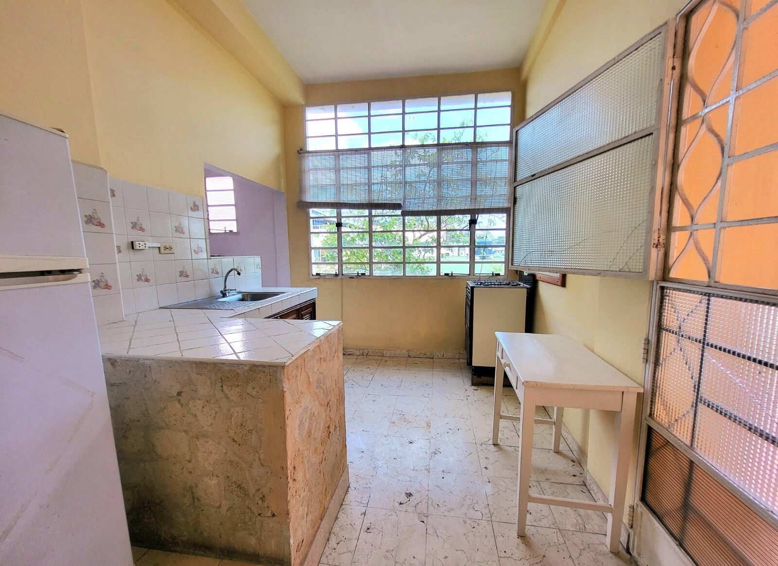 Venden por 180.000 dólares un biplanta con cuatro cuartos y dos baños en Playa