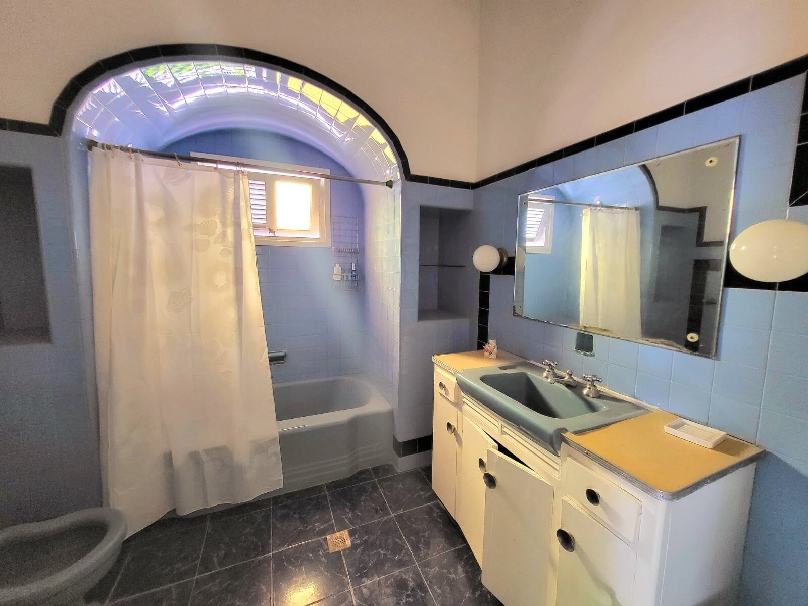 Venden por 180.000 dólares un biplanta con cuatro cuartos y dos baños en Playa