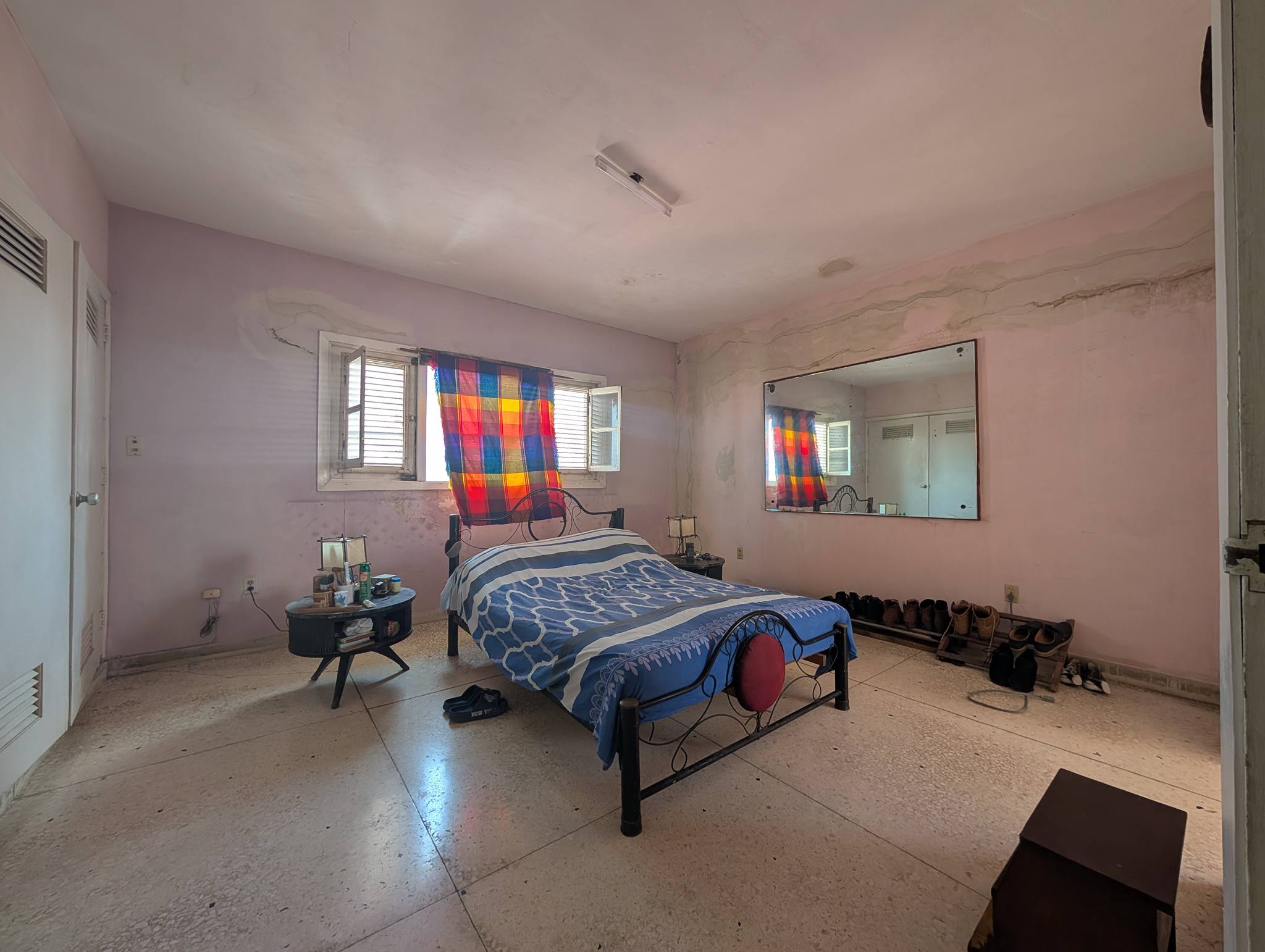 Venden por 250.000 dólares un penthouse en edificio de 1959 en el Vedado