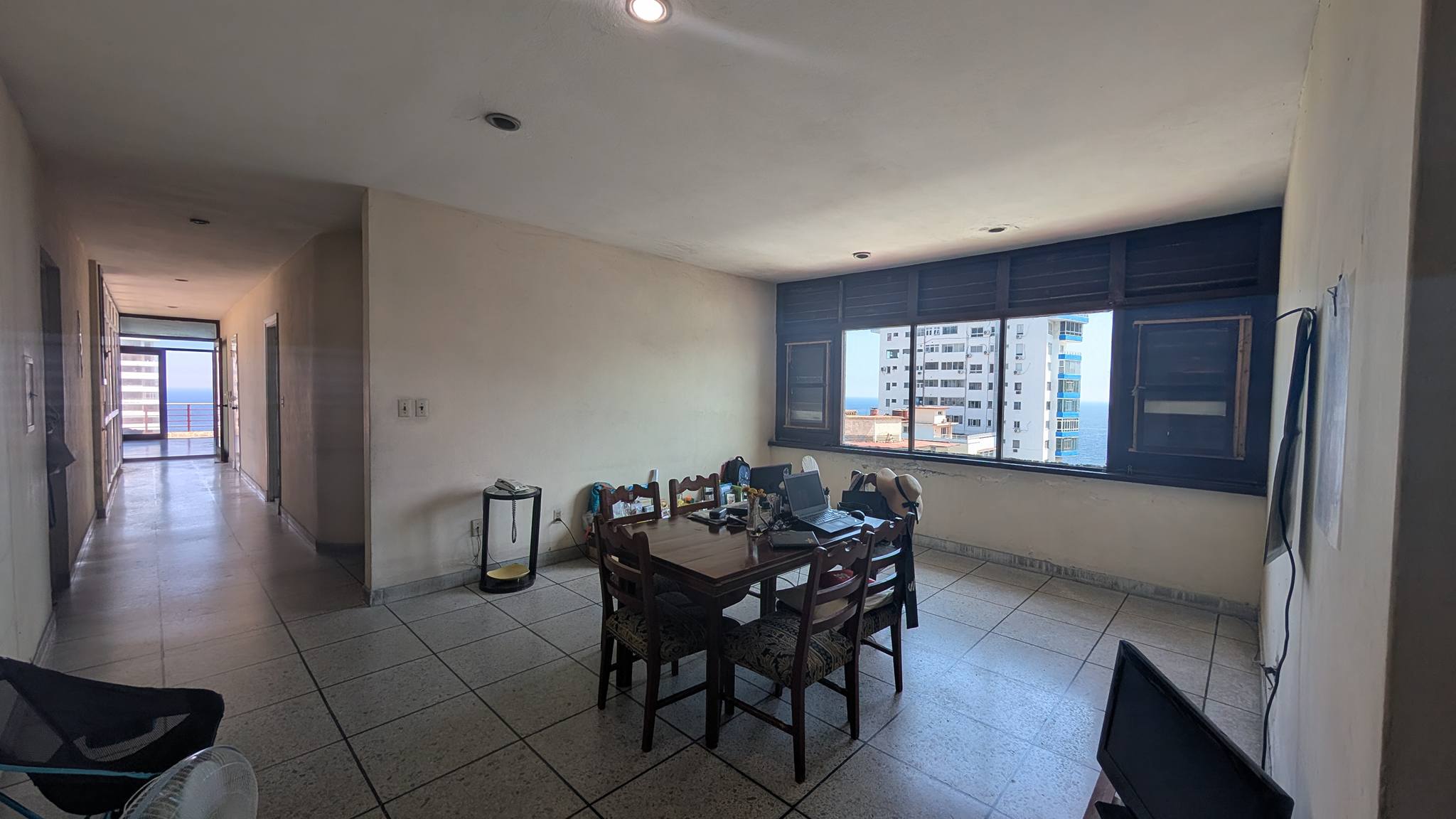 Venden por 250.000 dólares un penthouse en edificio de 1959 en el Vedado