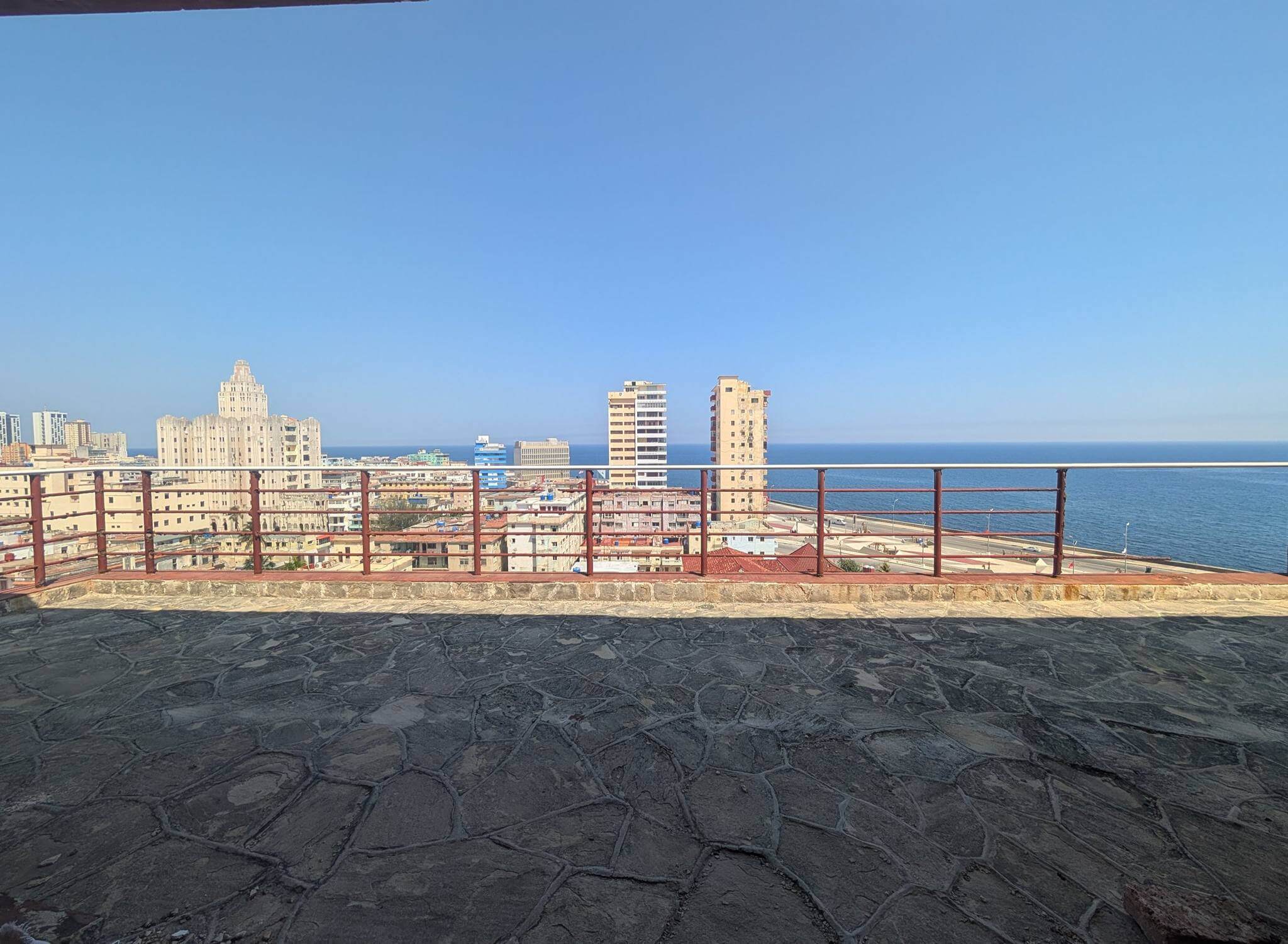 Venden por 250.000 dólares un penthouse en edificio de 1959 en el Vedado